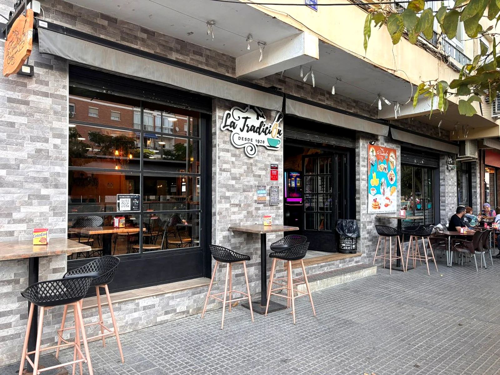 Fachada de La Tradición desde 1920 en Miraflores de los Ángeles, Málaga