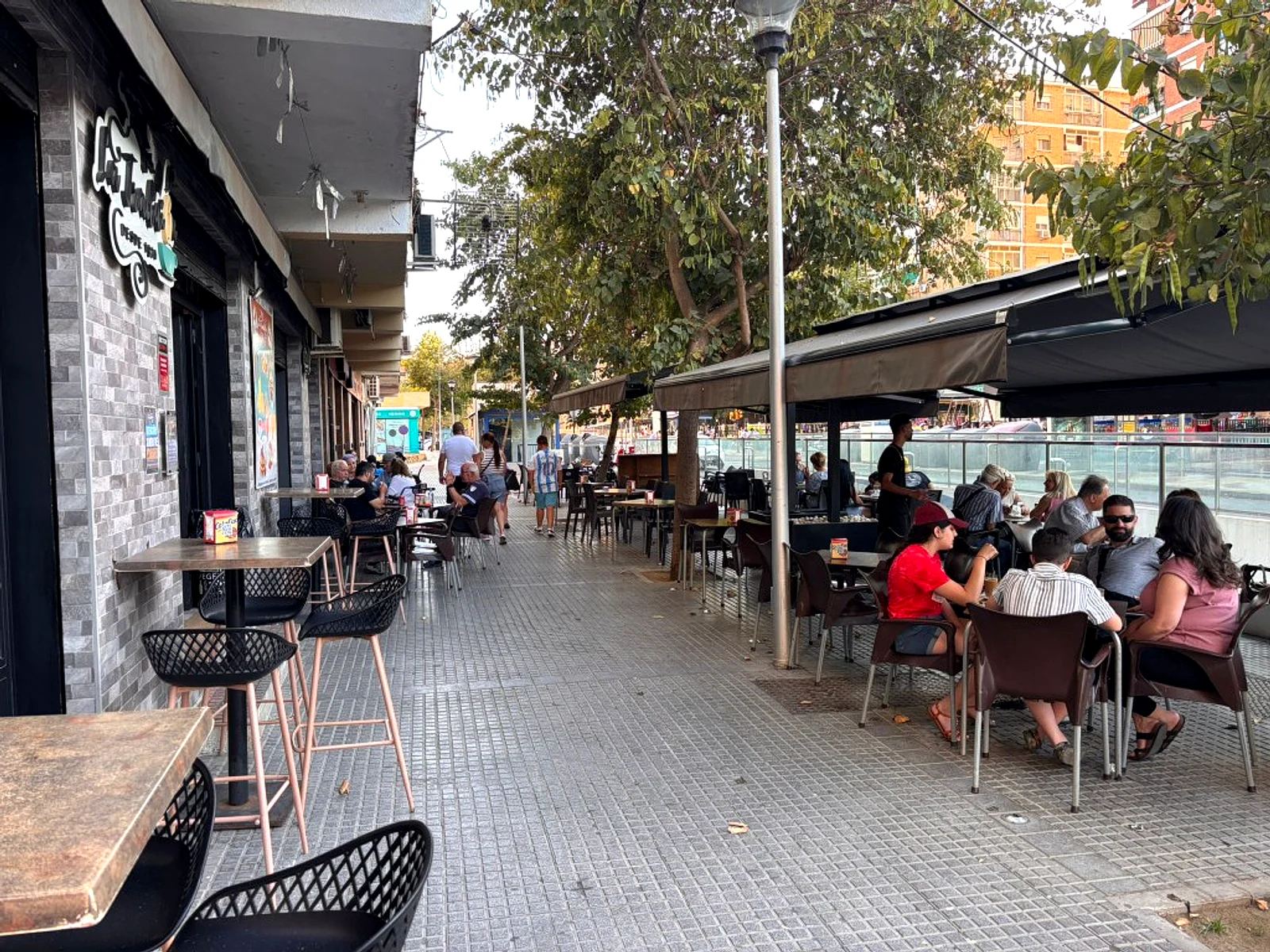 Terraza de La Tradición con mesas al aire libre en Miraflores, Málaga