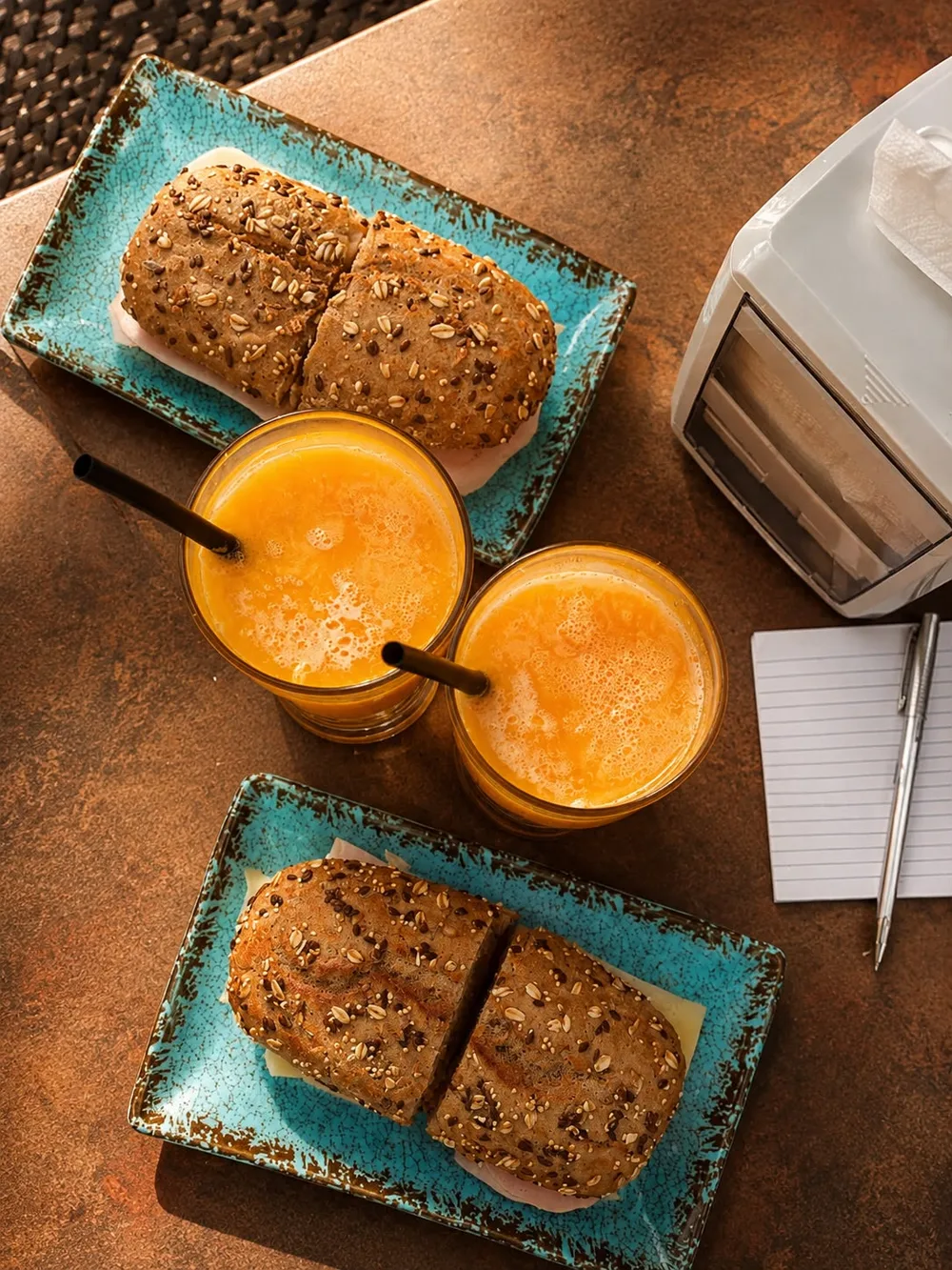 Bocadillos en pan de cereales con zumo de naranja natural, La Tradición