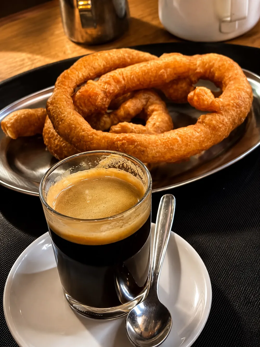Café solo natural junto a churros recién hechos, La Tradición