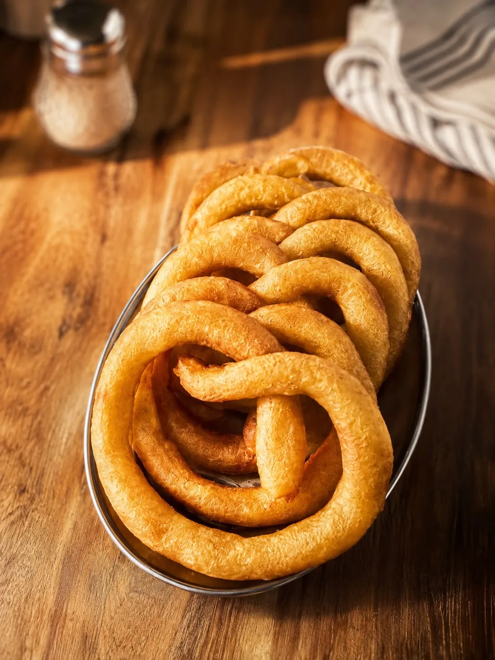 Churros dorados recién hechos en un plato, La Tradición