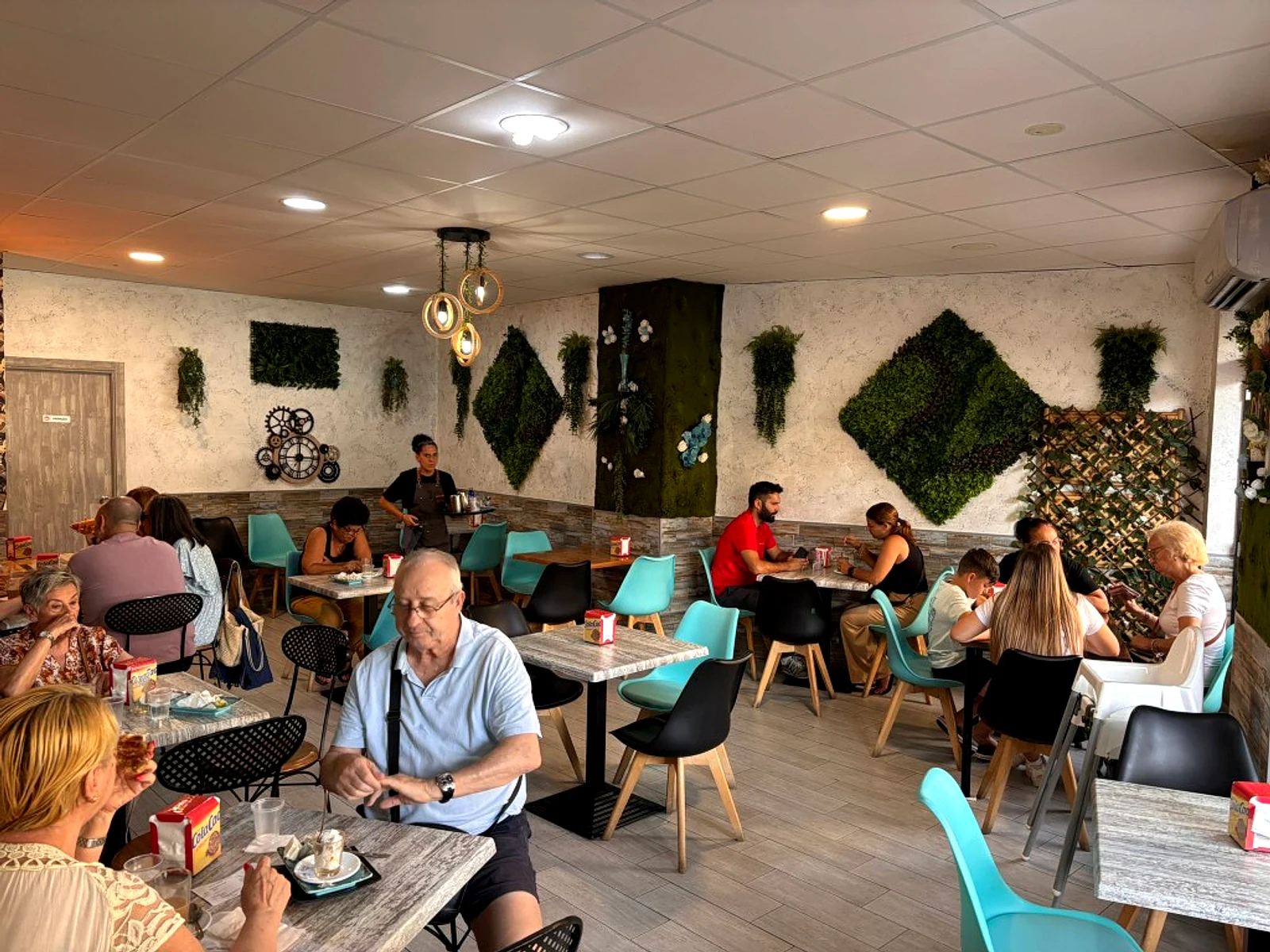 Interior de La Tradición con clientes en el comedor, Miraflores, Málaga